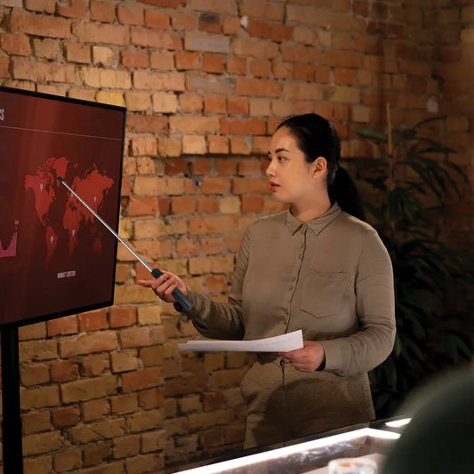 Green Lion Wireless Presenter – Retractable Laser Control for Presentations